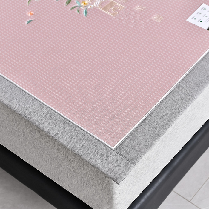 91家纺网 家纺一手货源 找家纺 小牛席业 2026新款花漾芯语绣花凉感冰丝席系列凉席藤席冰藤席冰丝席草席竹席乳胶席凉感豆豆席 粉色