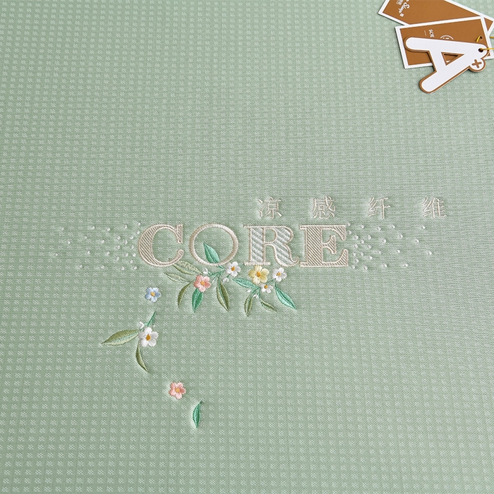 91家纺网 家纺一手货源 找家纺 小牛席业 2026新款花漾芯语绣花凉感冰丝席系列凉席藤席冰藤席冰丝席草席竹席乳胶席凉感豆豆席 绿色