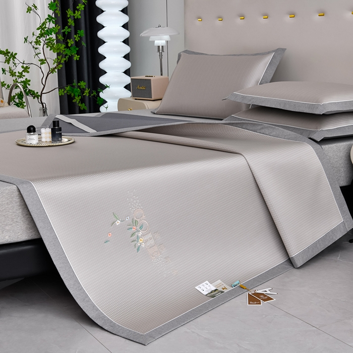 91家纺网 家纺一手货源 找家纺 小牛席业 2026新款花漾芯语绣花凉感冰丝席系列凉席藤席冰藤席冰丝席草席竹席乳胶席凉感豆豆席 香槟