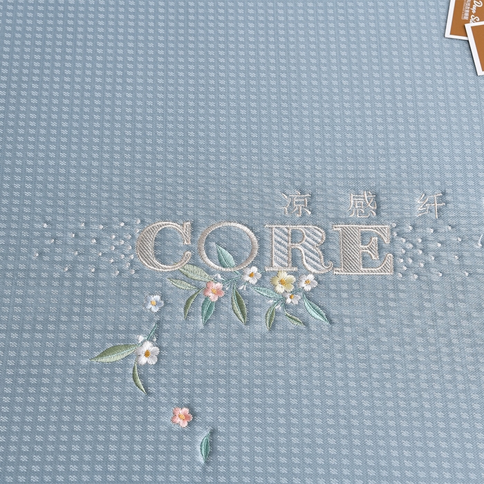 91家纺网 家纺一手货源 找家纺 小牛席业 2026新款花漾芯语绣花凉感冰丝席系列凉席藤席冰藤席冰丝席草席竹席乳胶席凉感豆豆席 蓝色