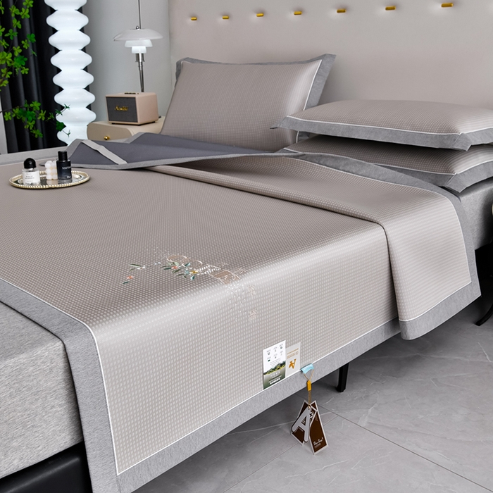 91家纺网 家纺一手货源 找家纺 小牛席业 2026新款花漾芯语绣花凉感冰丝席系列凉席藤席冰藤席冰丝席草席竹席乳胶席凉感豆豆席 香槟