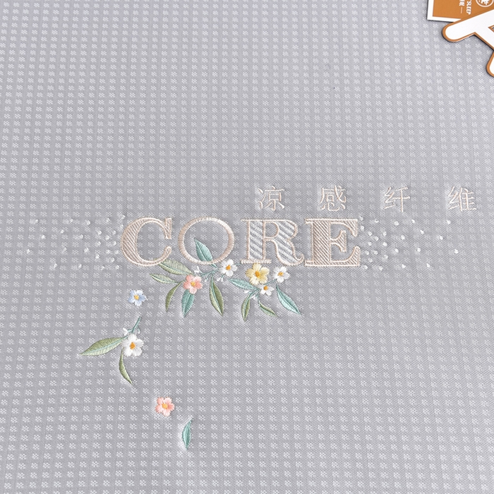 91家纺网 家纺一手货源 找家纺 小牛席业 2026新款花漾芯语绣花凉感冰丝席系列凉席藤席冰藤席冰丝席草席竹席乳胶席凉感豆豆席 灰色