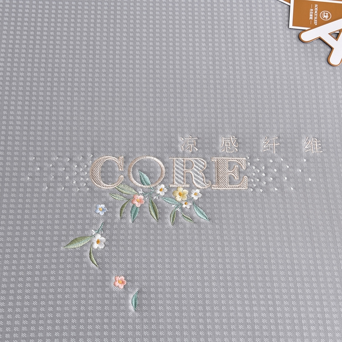 91家纺网 家纺一手货源 找家纺 小牛席业 2026新款花漾芯语绣花凉感冰丝席系列凉席藤席冰藤席冰丝席草席竹席乳胶席凉感豆豆席 灰色