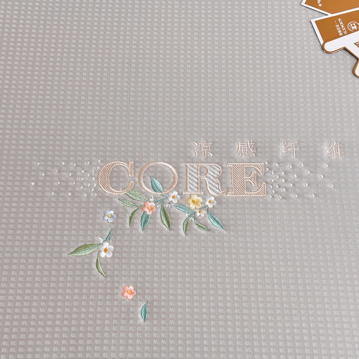 91家纺网 家纺一手货源 找家纺 小牛席业 2026新款花漾芯语绣花凉感冰丝席系列凉席藤席冰藤席冰丝席草席竹席乳胶席凉感豆豆席 香槟