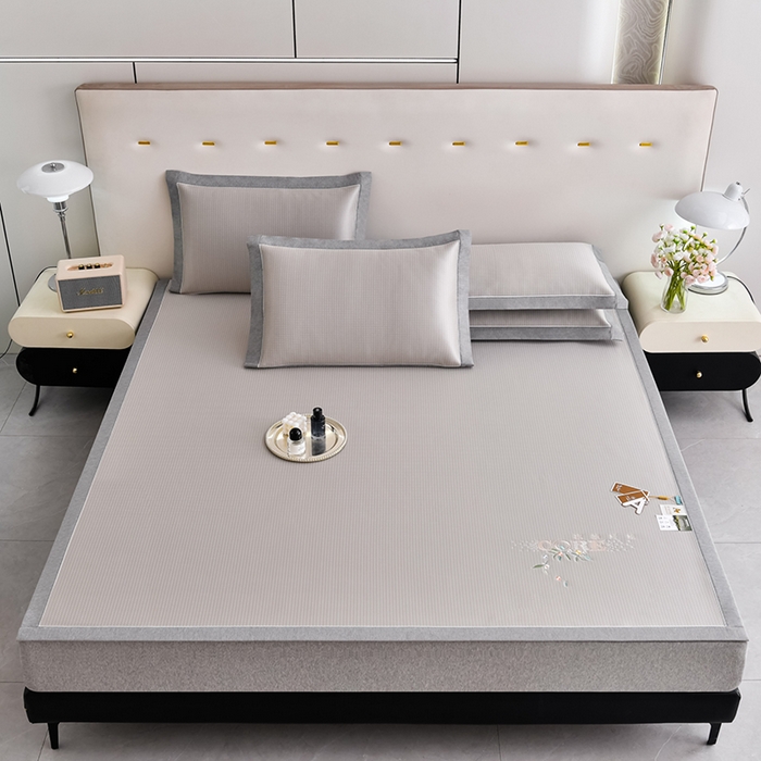 91家纺网 家纺一手货源 找家纺 小牛席业 2026新款花漾芯语绣花凉感冰丝席系列凉席藤席冰藤席冰丝席草席竹席乳胶席凉感豆豆席 香槟