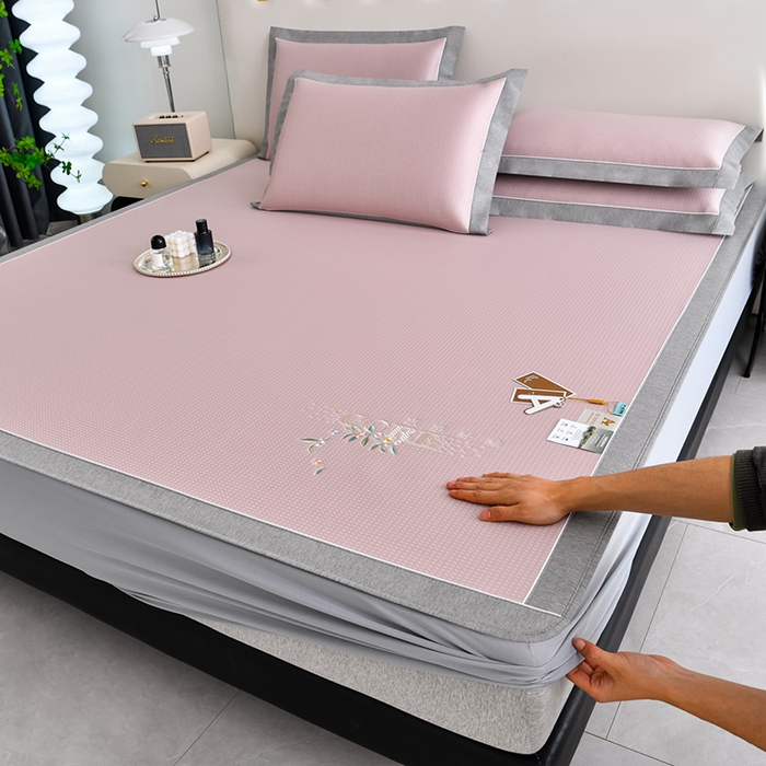 91家纺网 家纺一手货源 找家纺 小牛席业 2026新款花漾芯语绣花凉感冰丝席系列（床笠款）凉席藤席冰藤席冰丝席草席竹席乳胶席凉感豆豆席 粉色