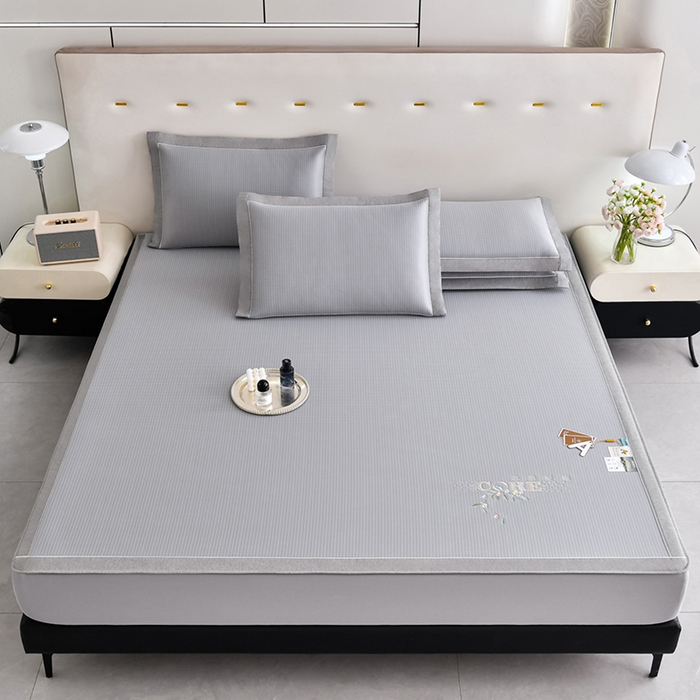 91家纺网 家纺一手货源 找家纺 小牛席业 2026新款花漾芯语绣花凉感冰丝席系列（床笠款）凉席藤席冰藤席冰丝席草席竹席乳胶席凉感豆豆席 灰色