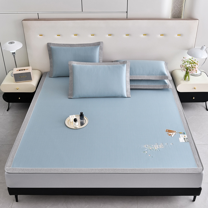 91家纺网 家纺一手货源 找家纺 小牛席业 2026新款花漾芯语绣花凉感冰丝席系列（床笠款）凉席藤席冰藤席冰丝席草席竹席乳胶席凉感豆豆席 蓝色