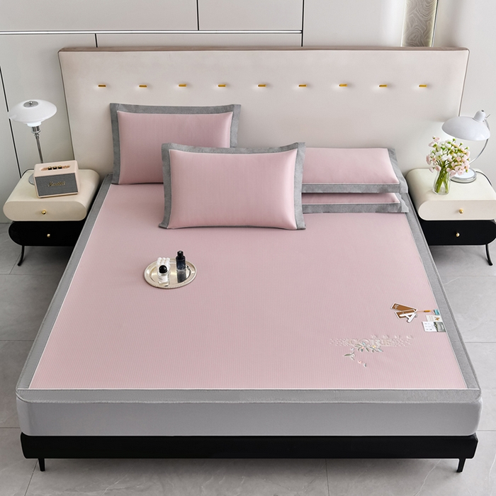 91家纺网 家纺一手货源 找家纺 小牛席业 2026新款花漾芯语绣花凉感冰丝席系列（床笠款）凉席藤席冰藤席冰丝席草席竹席乳胶席凉感豆豆席 粉色