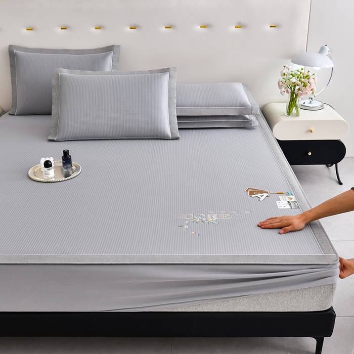 91家纺网 家纺一手货源 找家纺 小牛席业 2026新款花漾芯语绣花凉感冰丝席系列（床笠款）凉席藤席冰藤席冰丝席草席竹席乳胶席凉感豆豆席 灰色