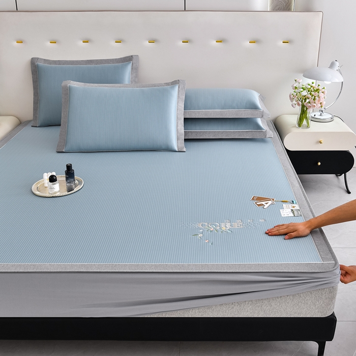 91家纺网 家纺一手货源 找家纺 小牛席业 2026新款花漾芯语绣花凉感冰丝席系列（床笠款）凉席藤席冰藤席冰丝席草席竹席乳胶席凉感豆豆席 蓝色