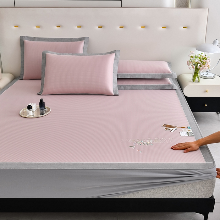 91家纺网 家纺一手货源 找家纺 小牛席业 2026新款花漾芯语绣花凉感冰丝席系列（床笠款）凉席藤席冰藤席冰丝席草席竹席乳胶席凉感豆豆席 粉色