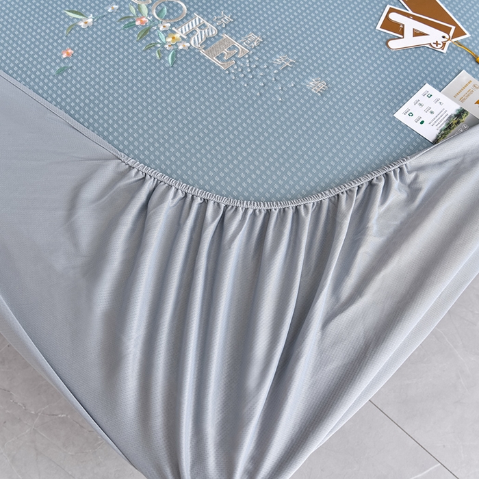 91家纺网 家纺一手货源 找家纺 小牛席业 2026新款花漾芯语绣花凉感冰丝席系列（床笠款）凉席藤席冰藤席冰丝席草席竹席乳胶席凉感豆豆席 蓝色