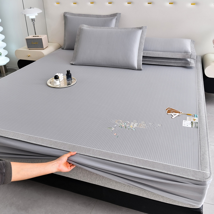 91家纺网 家纺一手货源 找家纺 小牛席业 2026新款花漾芯语绣花凉感冰丝席系列（床笠款）凉席藤席冰藤席冰丝席草席竹席乳胶席凉感豆豆席 灰色