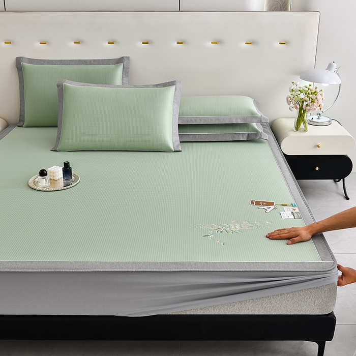 91家纺网 家纺一手货源 找家纺 小牛席业 2026新款花漾芯语绣花凉感冰丝席系列（床笠款）凉席藤席冰藤席冰丝席草席竹席乳胶席凉感豆豆席 绿色