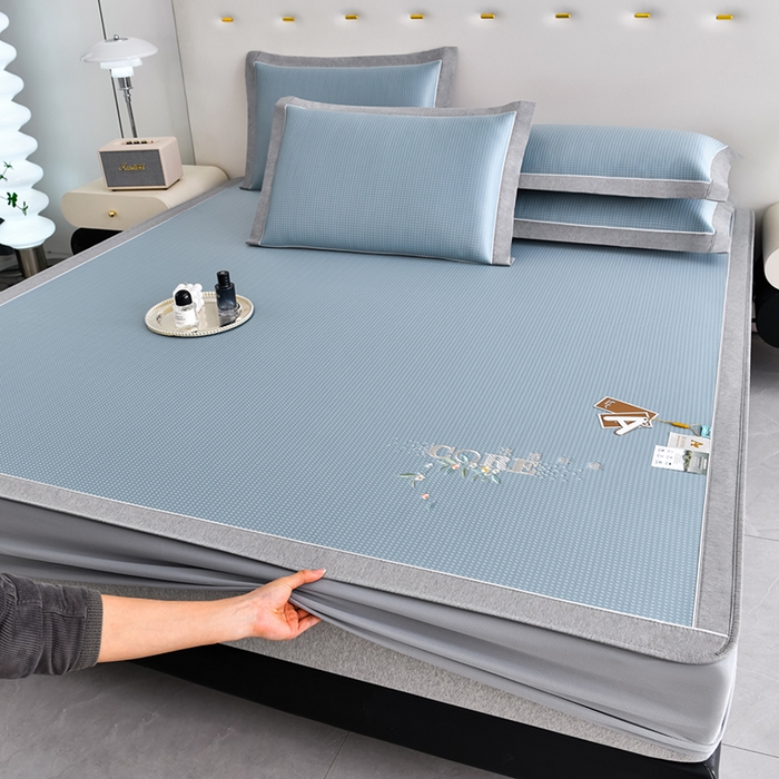 91家纺网 家纺一手货源 找家纺 小牛席业 2026新款花漾芯语绣花凉感冰丝席系列（床笠款）凉席藤席冰藤席冰丝席草席竹席乳胶席凉感豆豆席 蓝色