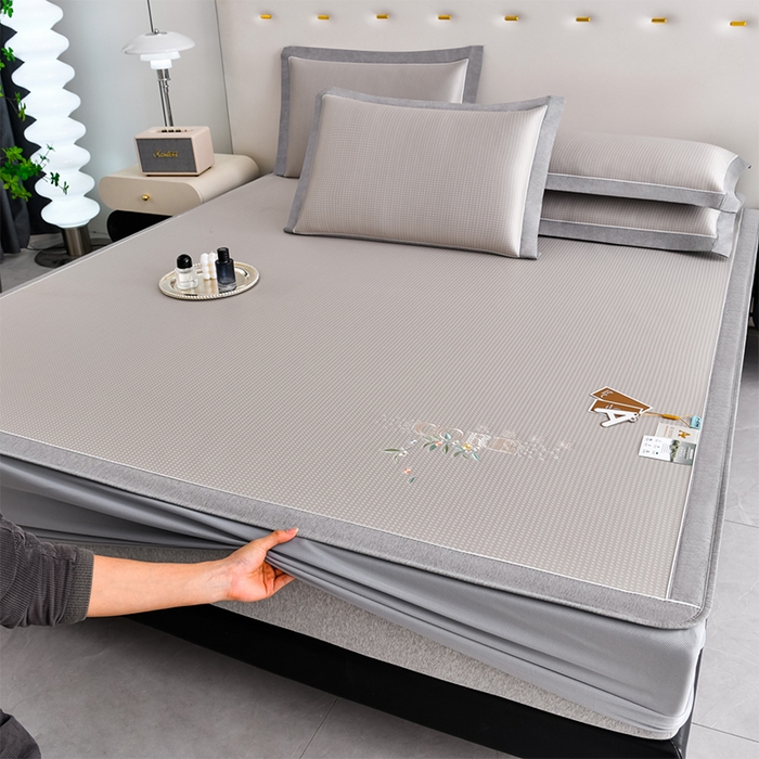 91家纺网 家纺一手货源 找家纺 小牛席业 2026新款花漾芯语绣花凉感冰丝席系列（床笠款）凉席藤席冰藤席冰丝席草席竹席乳胶席凉感豆豆席 香槟