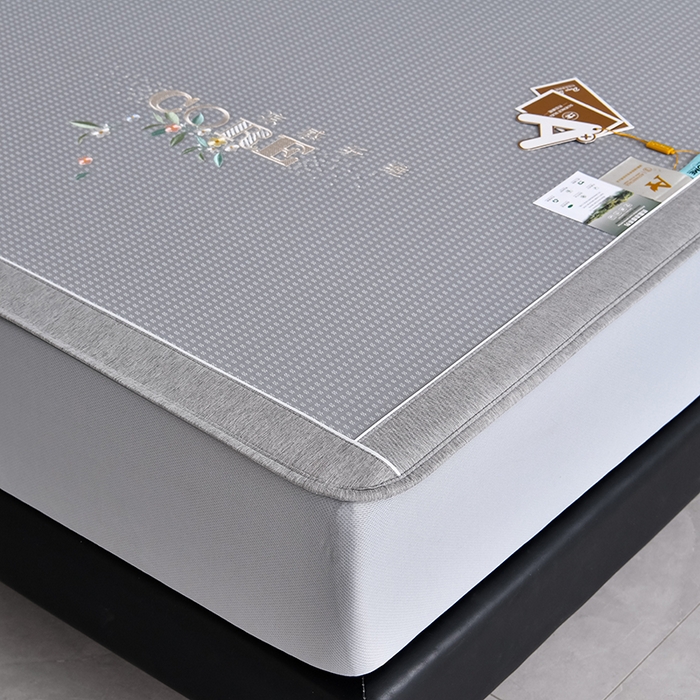 91家纺网 家纺一手货源 找家纺 小牛席业 2026新款花漾芯语绣花凉感冰丝席系列（床笠款）凉席藤席冰藤席冰丝席草席竹席乳胶席凉感豆豆席 灰色