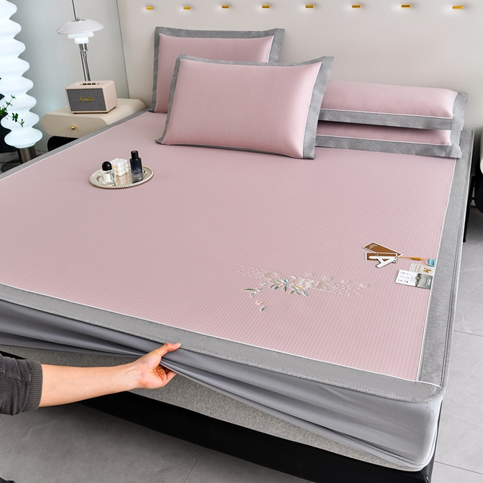 91家纺网 家纺一手货源 找家纺 小牛席业 2026新款花漾芯语绣花凉感冰丝席系列（床笠款）凉席藤席冰藤席冰丝席草席竹席乳胶席凉感豆豆席 粉色