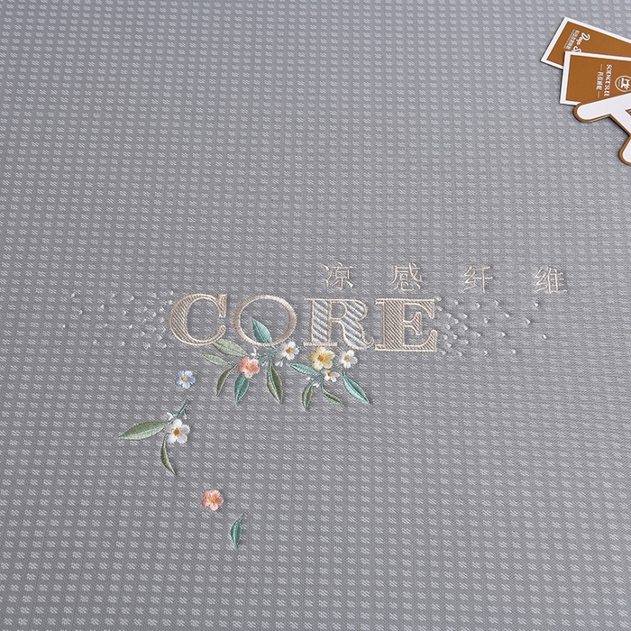 91家纺网 家纺一手货源 找家纺 小牛席业 2026新款花漾芯语绣花凉感冰丝席系列（床笠款）凉席藤席冰藤席冰丝席草席竹席乳胶席凉感豆豆席 灰色