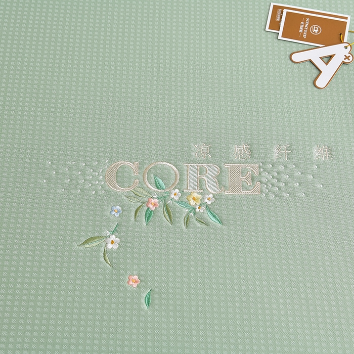 91家纺网 家纺一手货源 找家纺 小牛席业 2026新款花漾芯语绣花凉感冰丝席系列（床笠款）凉席藤席冰藤席冰丝席草席竹席乳胶席凉感豆豆席 绿色