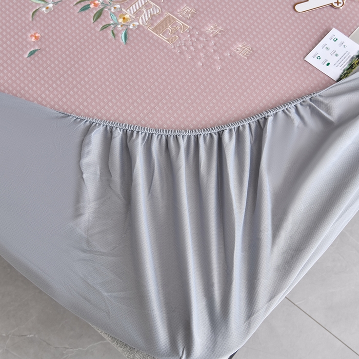 91家纺网 家纺一手货源 找家纺 小牛席业 2026新款花漾芯语绣花凉感冰丝席系列（床笠款）凉席藤席冰藤席冰丝席草席竹席乳胶席凉感豆豆席 粉色