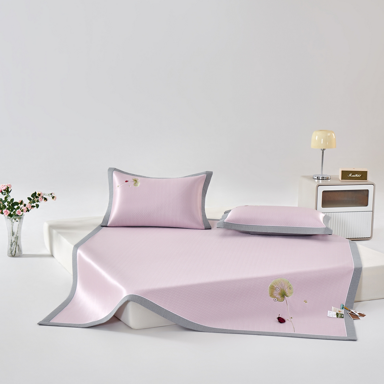 91家纺网 家纺一手货源 找家纺 小牛席业 2026新款满天星-夏日荷塘冰丝席凉席藤席草席竹席乳胶席凉感豆豆席 粉色