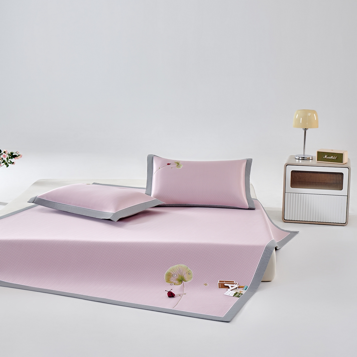 91家纺网 家纺一手货源 找家纺 小牛席业 2026新款满天星-夏日荷塘冰丝席凉席藤席草席竹席乳胶席凉感豆豆席 粉色