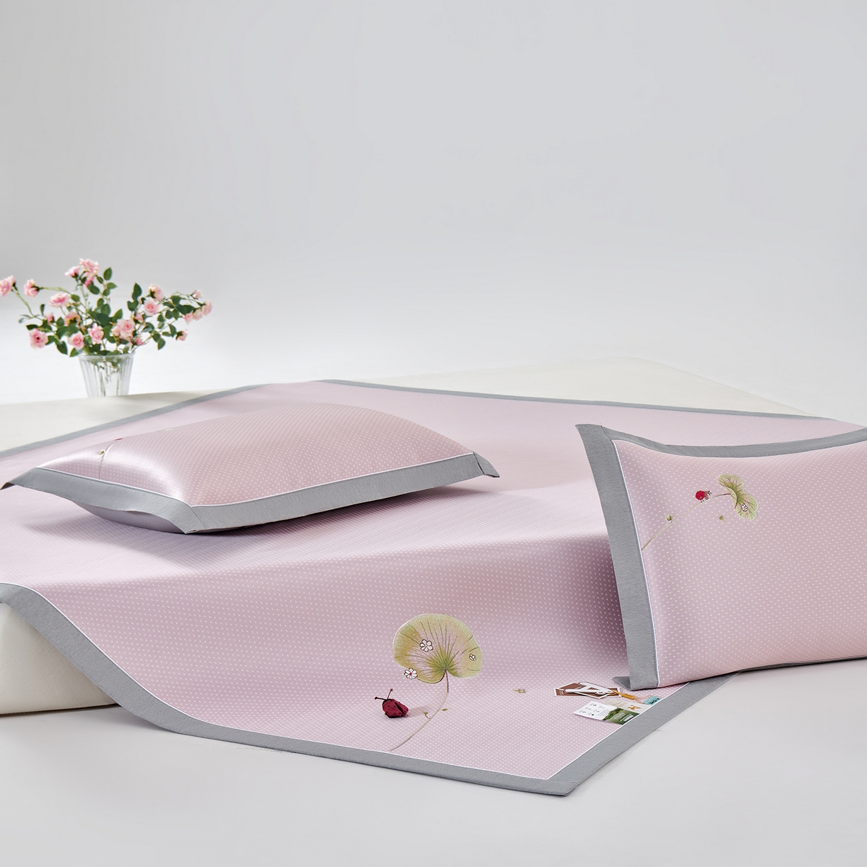 91家纺网 家纺一手货源 找家纺 小牛席业 2026新款满天星-夏日荷塘冰丝席凉席藤席草席竹席乳胶席凉感豆豆席 粉色