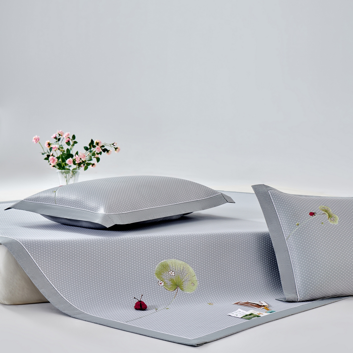 91家纺网 家纺一手货源 找家纺 小牛席业 2026新款满天星-夏日荷塘冰丝席凉席藤席草席竹席乳胶席凉感豆豆席 灰色