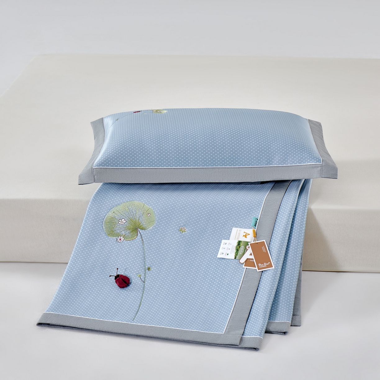 91家纺网 家纺一手货源 找家纺 小牛席业 2026新款满天星-夏日荷塘冰丝席凉席藤席草席竹席乳胶席凉感豆豆席 蓝色