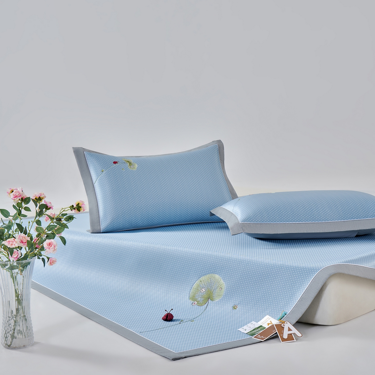 91家纺网 家纺一手货源 找家纺 小牛席业 2026新款满天星-夏日荷塘冰丝席凉席藤席草席竹席乳胶席凉感豆豆席 蓝色