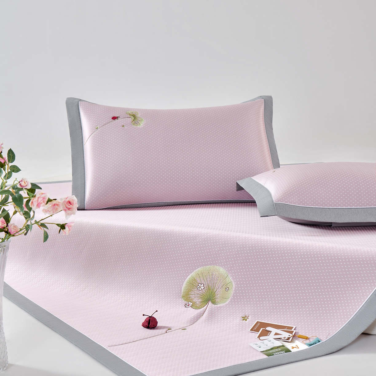 91家纺网 家纺一手货源 找家纺 小牛席业 2026新款满天星-夏日荷塘冰丝席凉席藤席草席竹席乳胶席凉感豆豆席 粉色