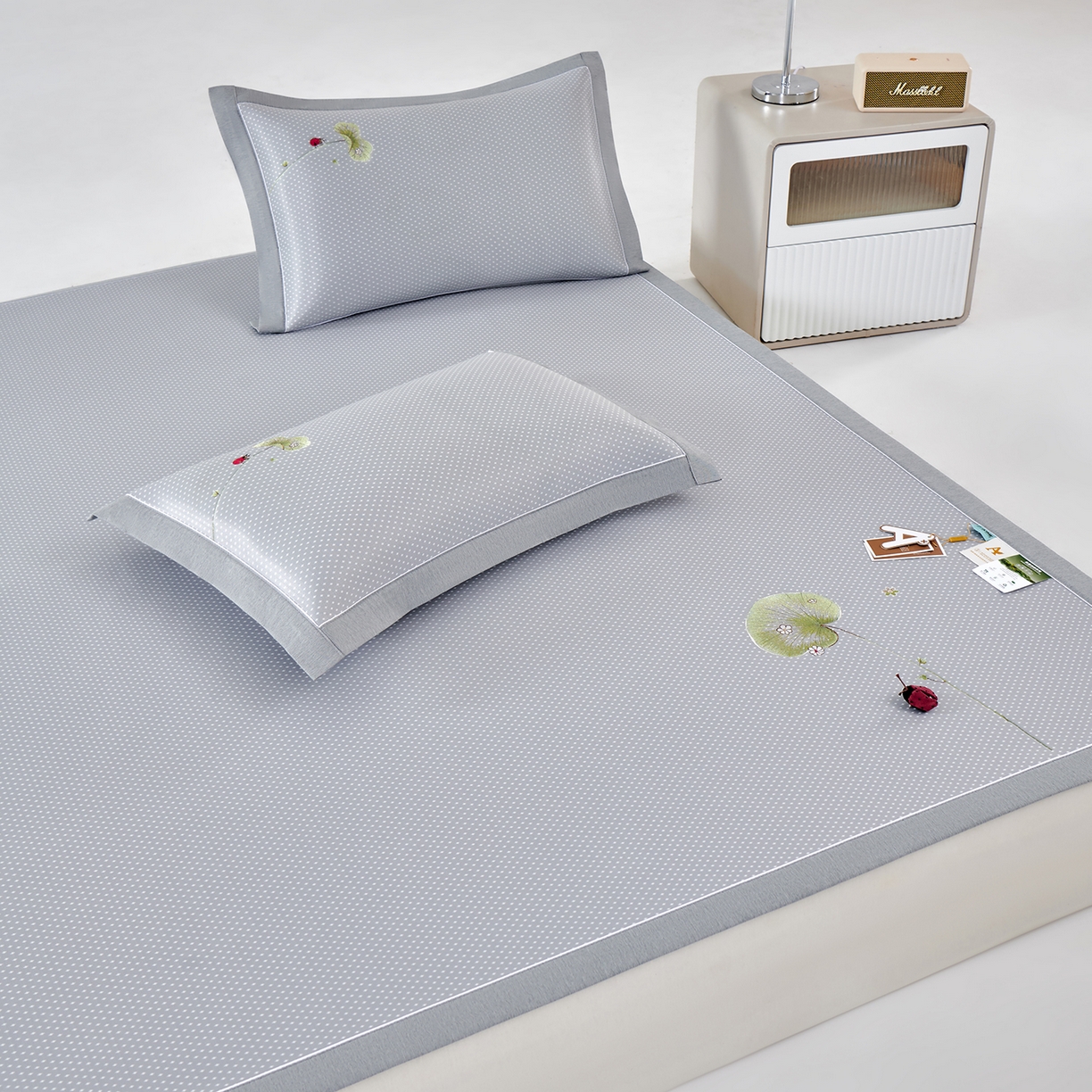 91家纺网 家纺一手货源 找家纺 小牛席业 2026新款满天星-夏日荷塘冰丝席凉席藤席草席竹席乳胶席凉感豆豆席 灰色