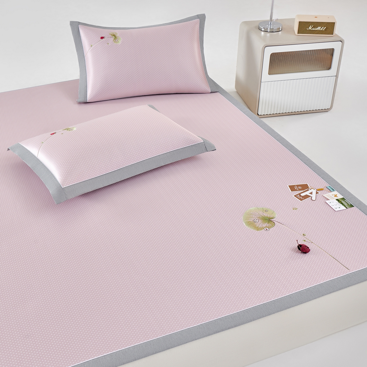 91家纺网 家纺一手货源 找家纺 小牛席业 2026新款满天星-夏日荷塘冰丝席凉席藤席草席竹席乳胶席凉感豆豆席 粉色