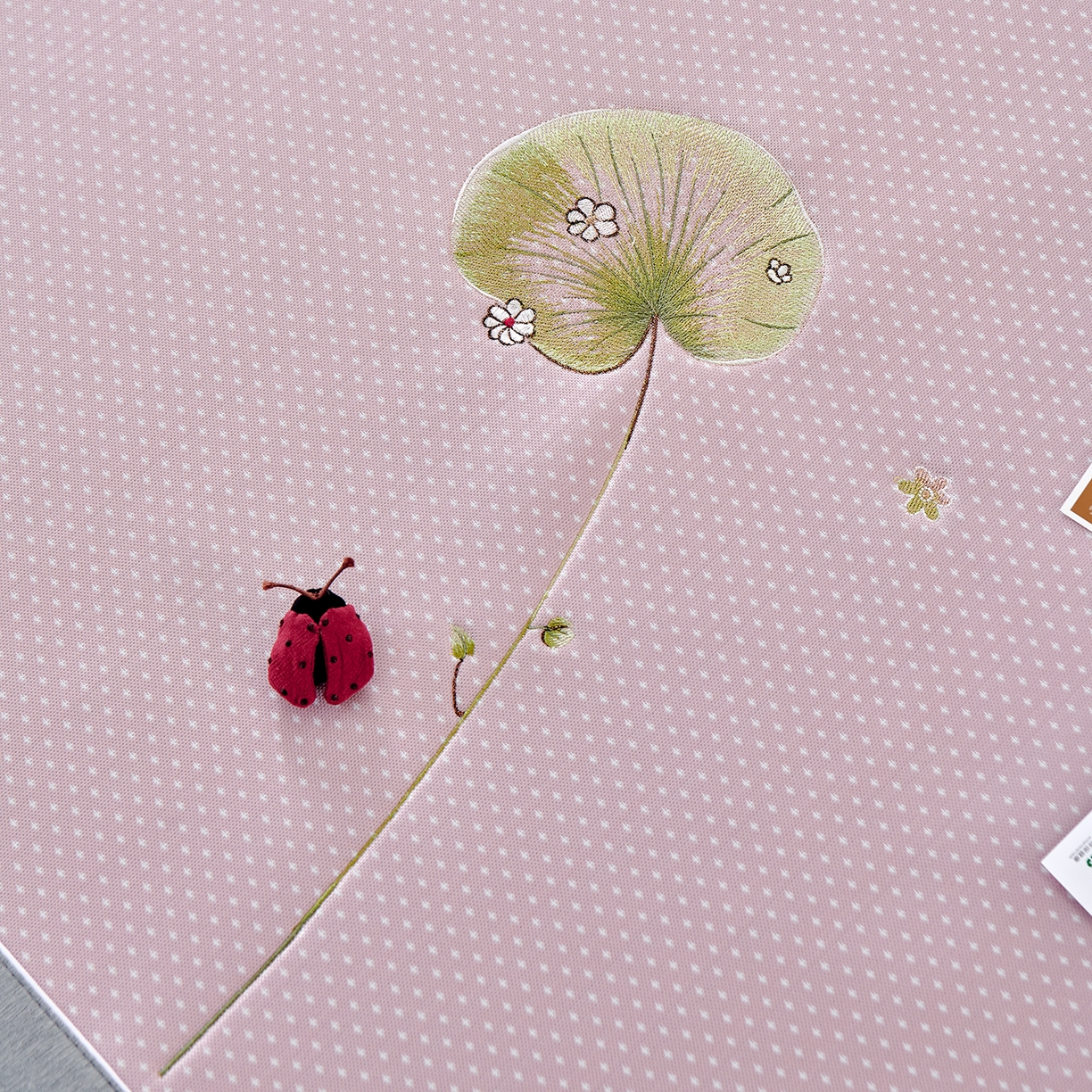 91家纺网 家纺一手货源 找家纺 小牛席业 2026新款满天星-夏日荷塘冰丝席凉席藤席草席竹席乳胶席凉感豆豆席 粉色