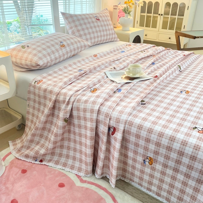 91家纺网 家纺一手货源 找家纺 首爱家纺2025新款花边款老粗布床单甜樱小格