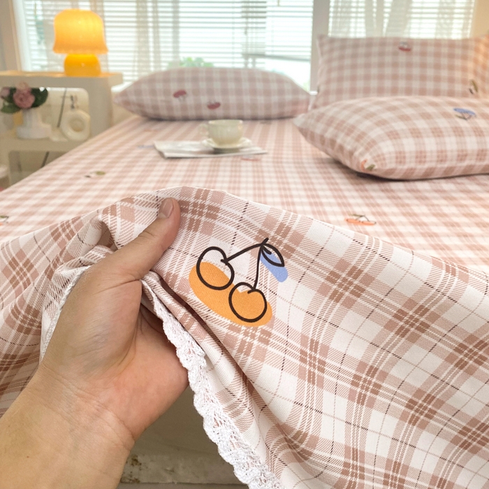 91家纺网 家纺一手货源 找家纺 首爱家纺2025新款花边款老粗布床单甜樱小格