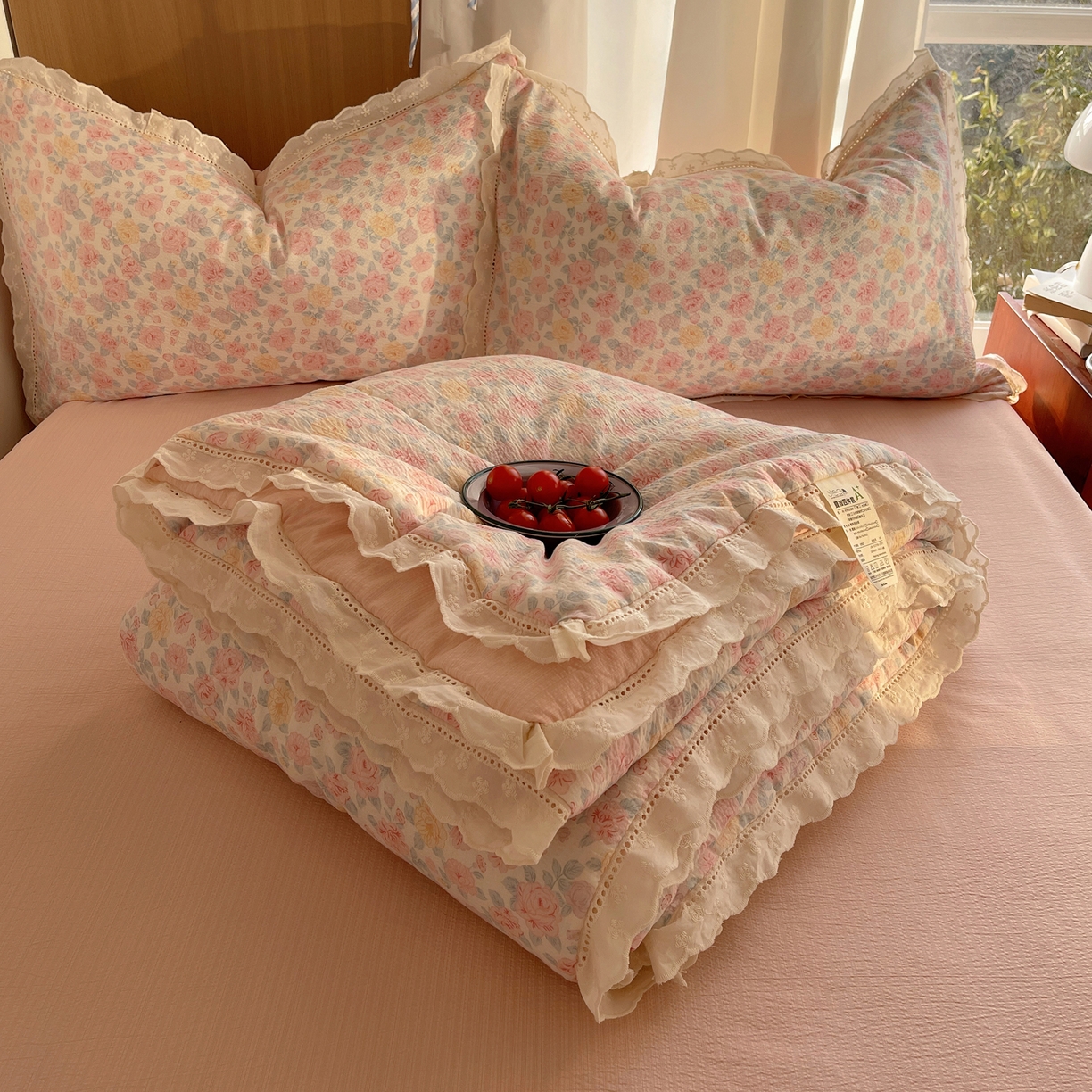 91家纺网 家纺一手货源 找家纺 梵克保罗 2026春夏新款全棉纯棉花边皱皱纱单夏被夏凉被空调被夏被四件套 粉黛蔷薇