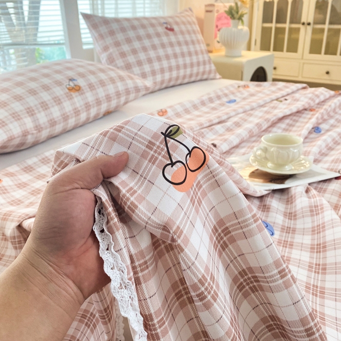 91家纺网 家纺一手货源 找家纺 金泰莱2025新款花边款老粗布床单甜樱小格