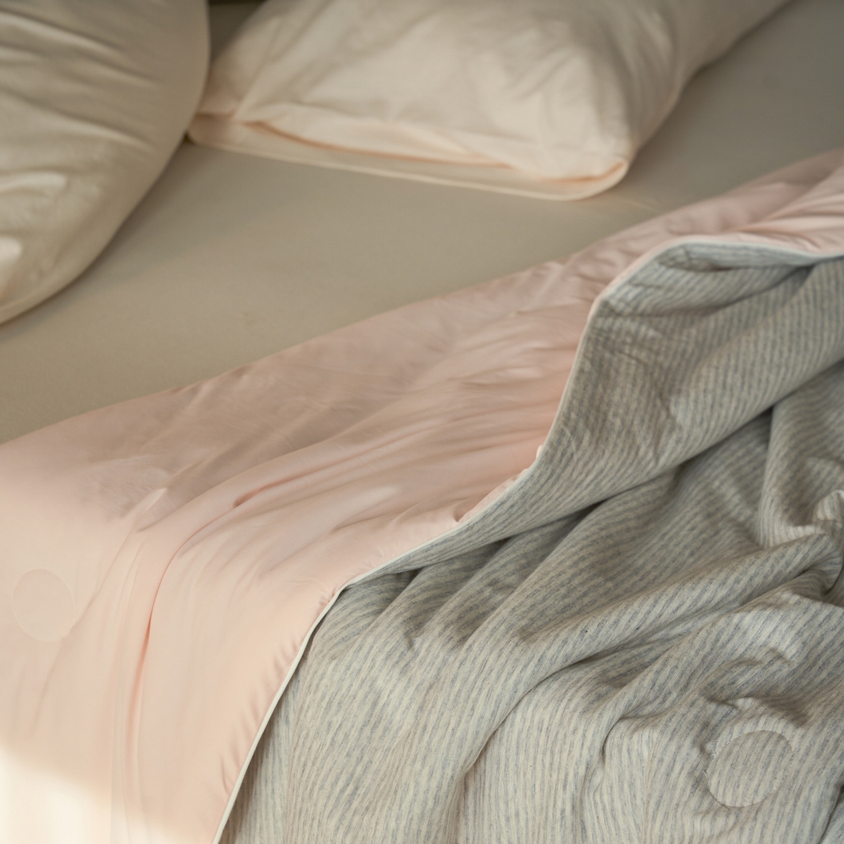 91家纺网 家纺一手货源 找家纺 华超针织 2026新款全棉针织拼锦氨凉感夏被空调被夏凉被 纯棉拼凉感 粉灰