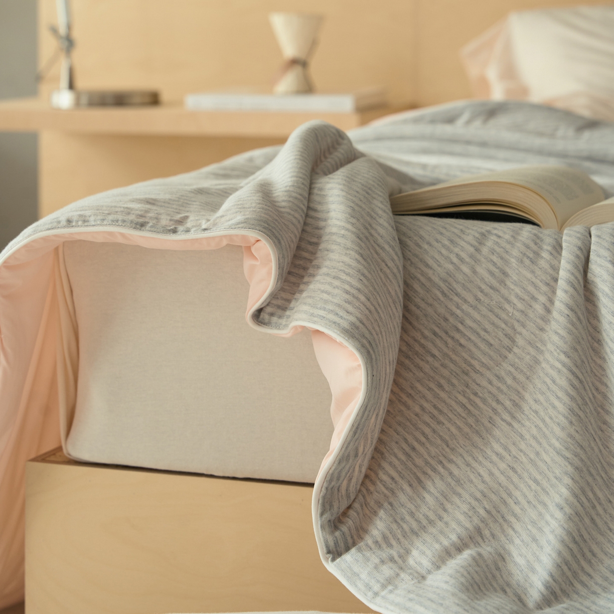 91家纺网 家纺一手货源 找家纺 华超针织 2026新款全棉针织拼锦氨凉感夏被空调被夏凉被 纯棉拼凉感 粉灰