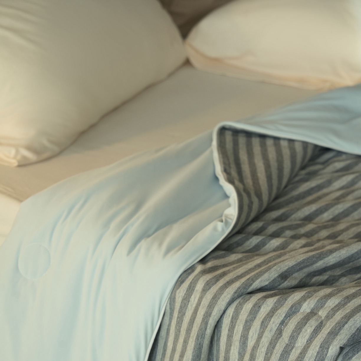 91家纺网 家纺一手货源 找家纺 华超针织 2026新款全棉针织拼锦氨凉感夏被空调被夏凉被 纯棉拼凉感 雅灰