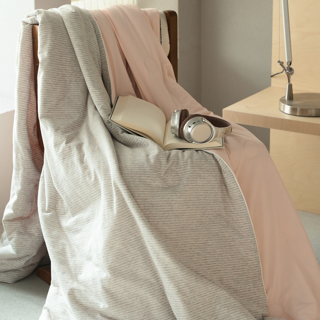 91家纺网 家纺一手货源 找家纺 华超针织 2026新款全棉针织拼锦氨凉感夏被空调被夏凉被 纯棉拼凉感 粉灰