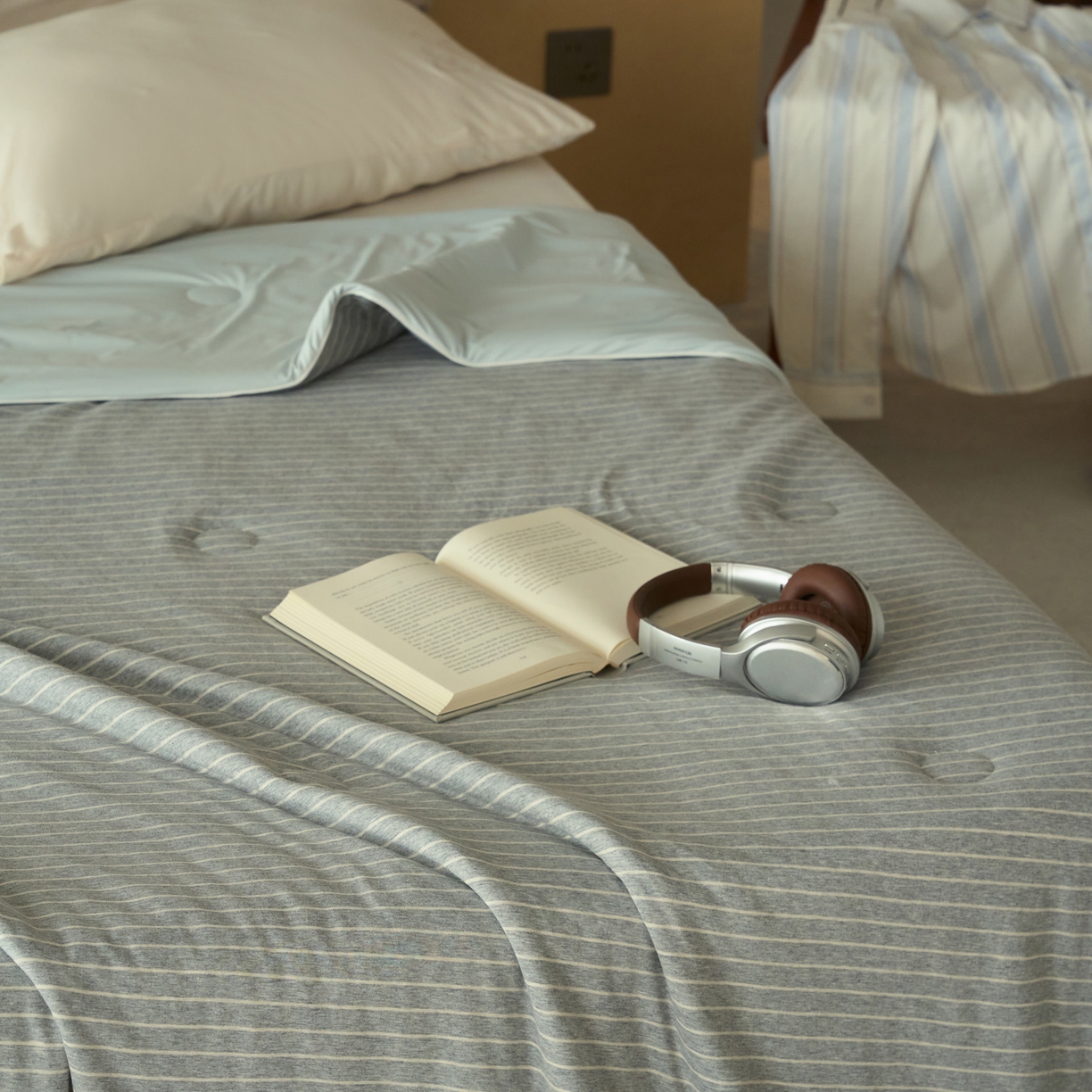 91家纺网 家纺一手货源 找家纺 华超针织 2026新款全棉针织拼锦氨凉感夏被空调被夏凉被 纯棉拼凉感 麻灰细条