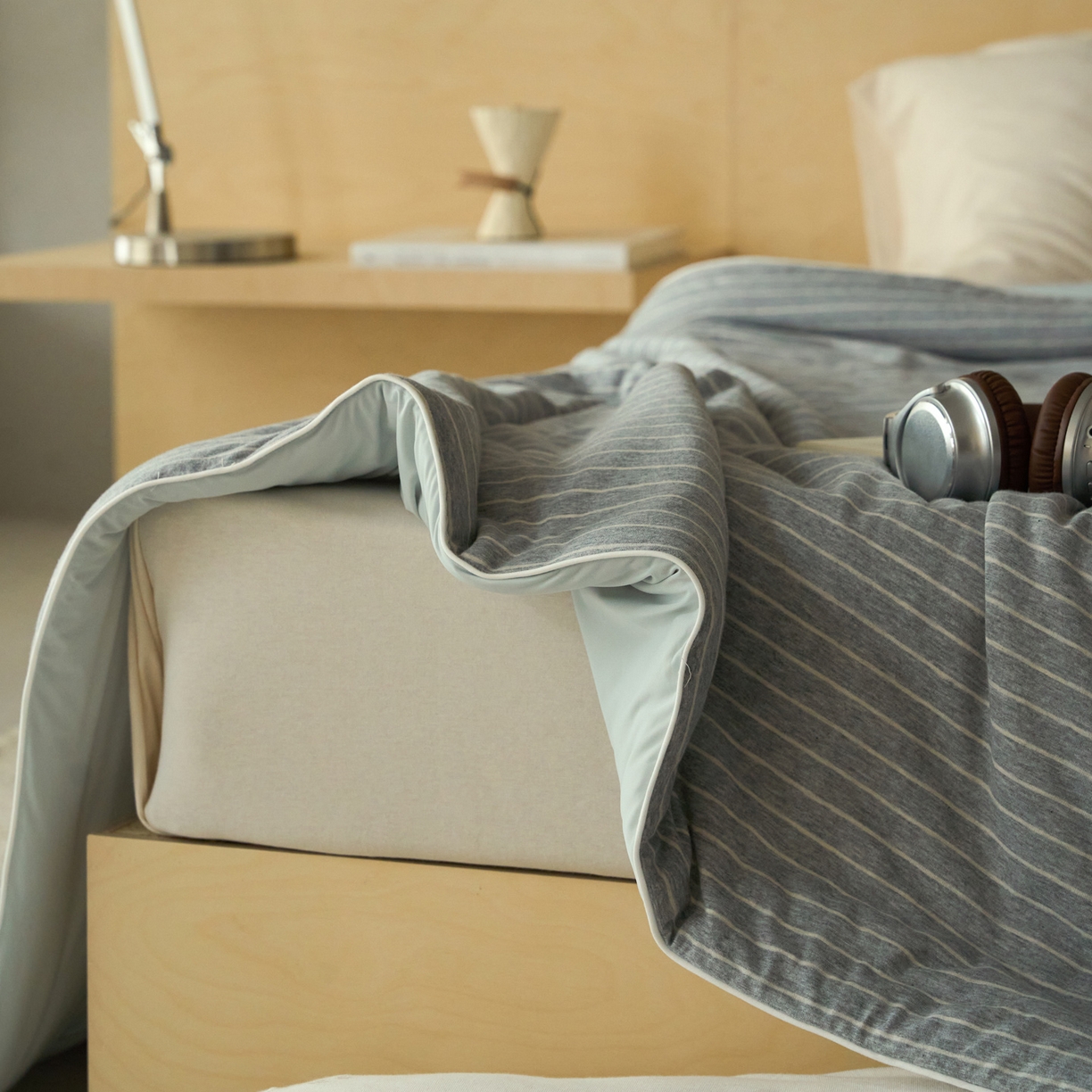 91家纺网 家纺一手货源 找家纺 华超针织 2026新款全棉针织拼锦氨凉感夏被空调被夏凉被 纯棉拼凉感 麻灰细条