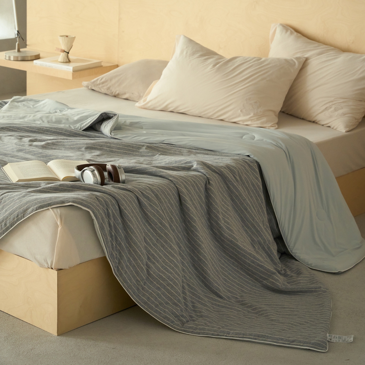 91家纺网 家纺一手货源 找家纺 华超针织 2026新款全棉针织拼锦氨凉感夏被空调被夏凉被 纯棉拼凉感 麻灰细条