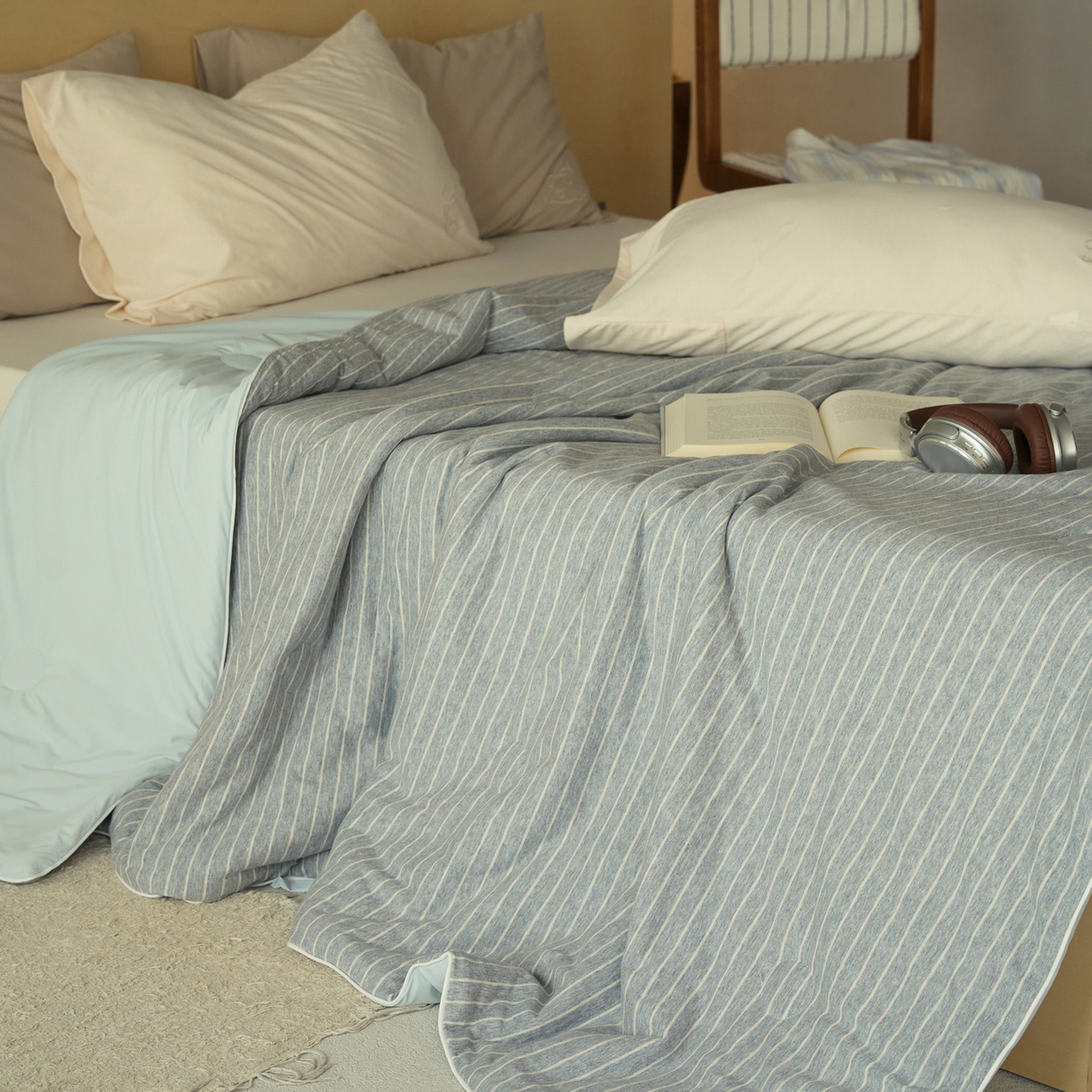 91家纺网 家纺一手货源 找家纺 华超针织 2026新款全棉针织拼锦氨凉感夏被空调被夏凉被 纯棉拼凉感 麻灰细条