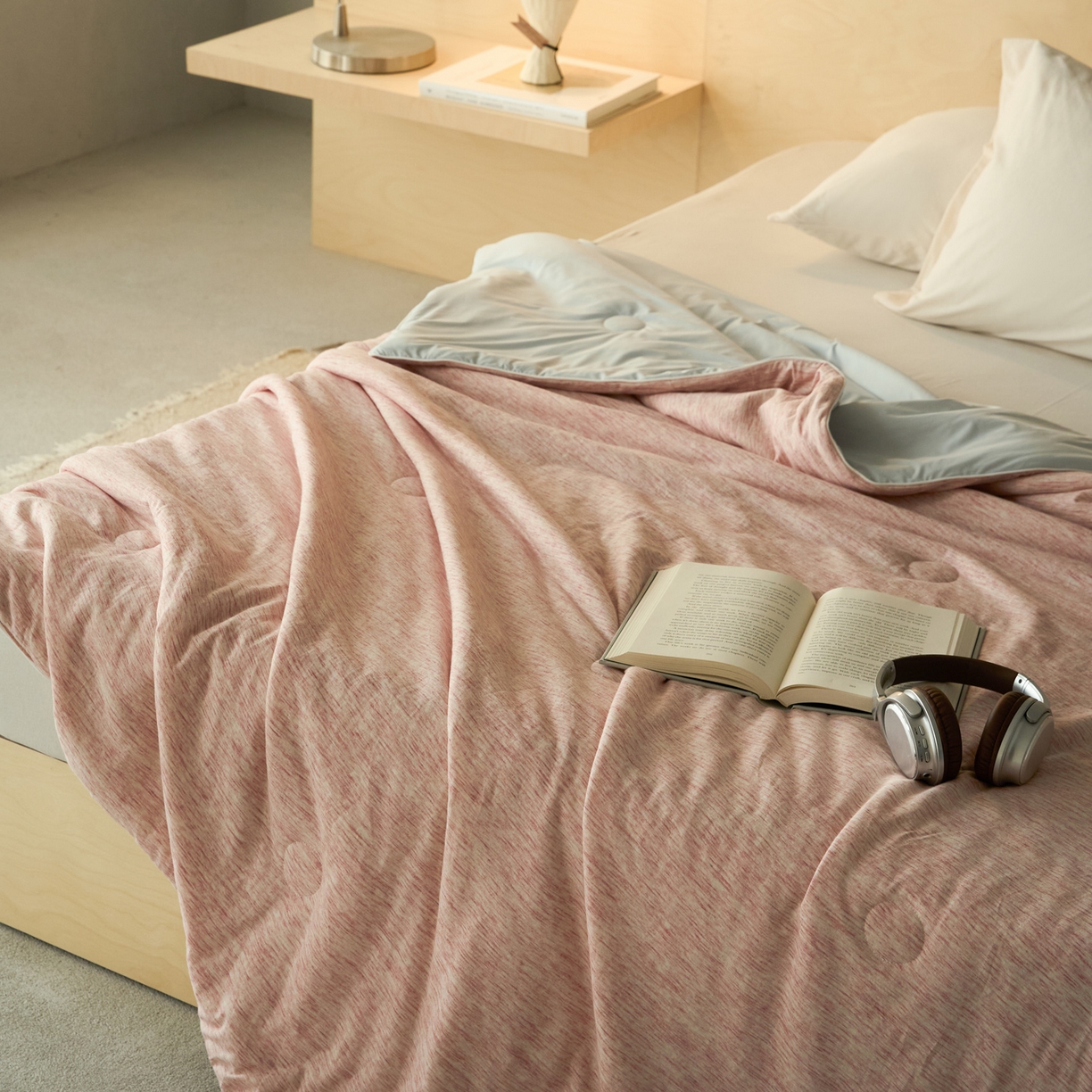 91家纺网 家纺一手货源 找家纺 华超针织 2026新款全棉针织拼锦氨凉感夏被空调被夏凉被 纯棉拼凉感 段彩玉粉