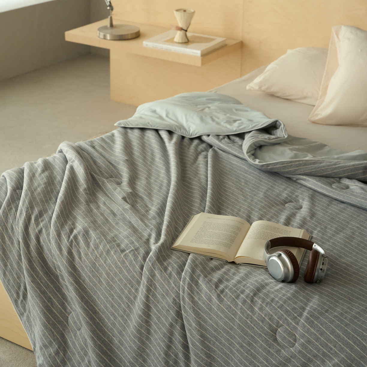 91家纺网 家纺一手货源 找家纺 华超针织 2026新款全棉针织拼锦氨凉感夏被空调被夏凉被 纯棉拼凉感 麻灰细条